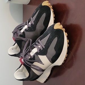 New Balance 327 Sneakers